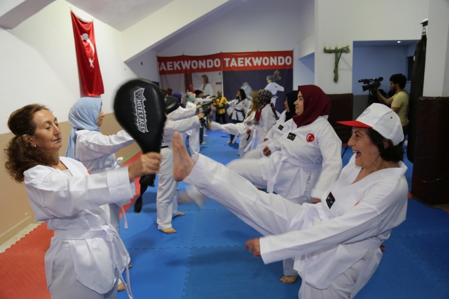 Ev hanımları tekvando öğreniyor