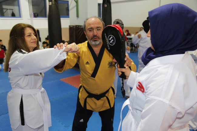 Ev hanımları tekvando öğreniyor