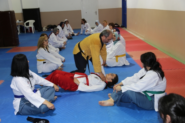 Ev hanımları tekvando öğreniyor