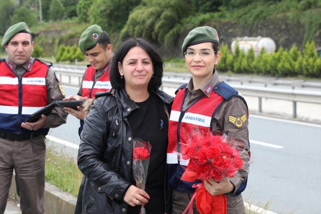 Rize'de jandarmadan annelere çiçekli kutlama