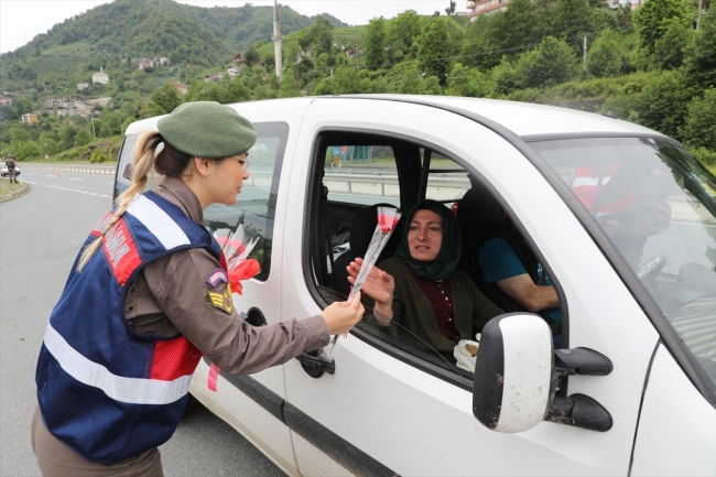 Rize'de jandarmadan annelere çiçekli kutlama