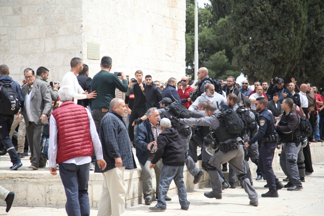 İsrail polisi Mescid-i Aksa muhafızlarına saldırdı