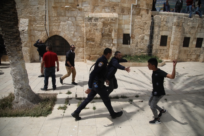 İsrail polisi Mescid-i Aksa muhafızlarına saldırdı