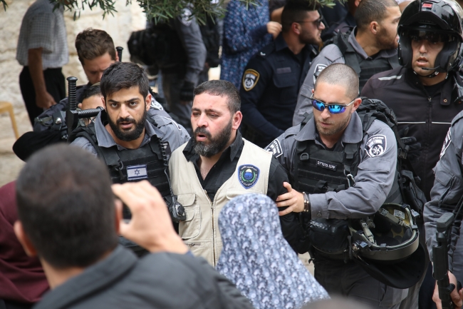 İsrail polisi Mescid-i Aksa muhafızlarına saldırdı
