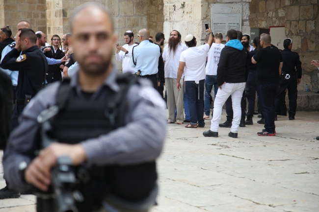 İsrail polisi Mescid-i Aksa muhafızlarına saldırdı