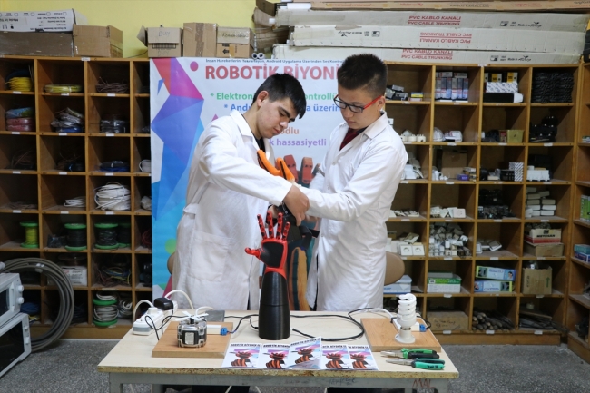 Denizli'de lise öğrencileri uzuv kaybını önlemek için biyonik el üretti