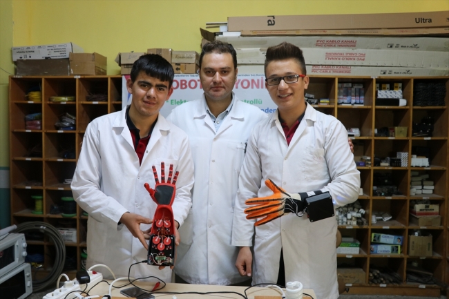 Denizli'de lise öğrencileri uzuv kaybını önlemek için biyonik el üretti