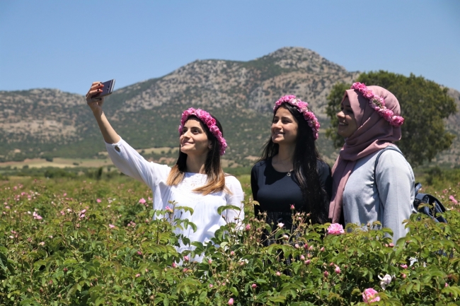 Turistlerin yeni gözdesi: Isparta gül bahçeleri