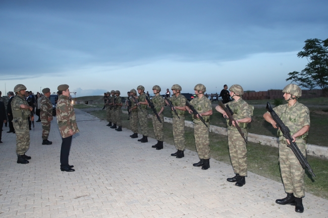 Bakan Canikli'den sınırın sıfır noktasında Mehmetçik'le iftar
