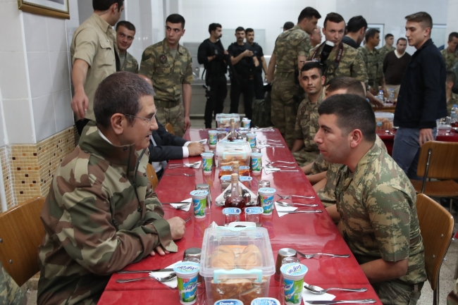 Bakan Canikli'den sınırın sıfır noktasında Mehmetçik'le iftar