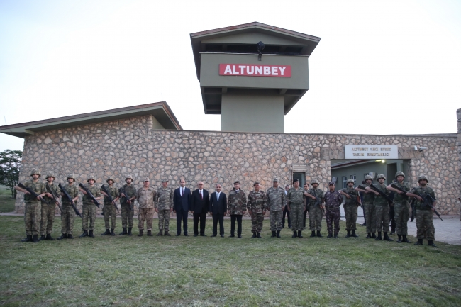 Bakan Canikli'den sınırın sıfır noktasında Mehmetçik'le iftar
