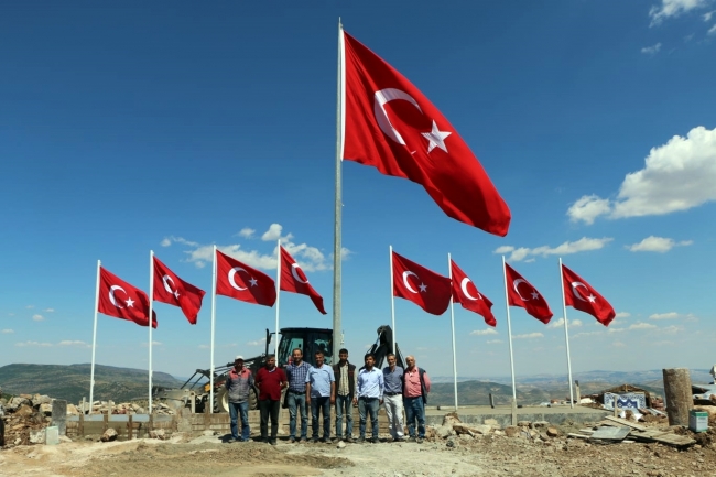 Şehitler Tepesi, Türk bayraklarıyla donatıldı