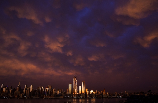 Gökdelenler şehri Manhattan'da trafiği kilitleyen gün batımı