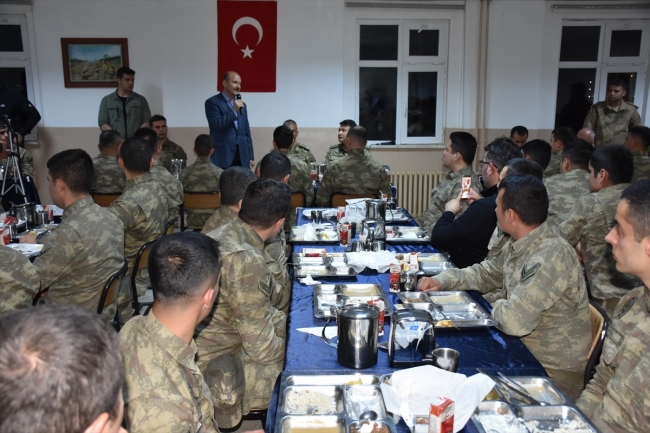 İçişleri Bakanı Soylu askerlerle sahur yaptı