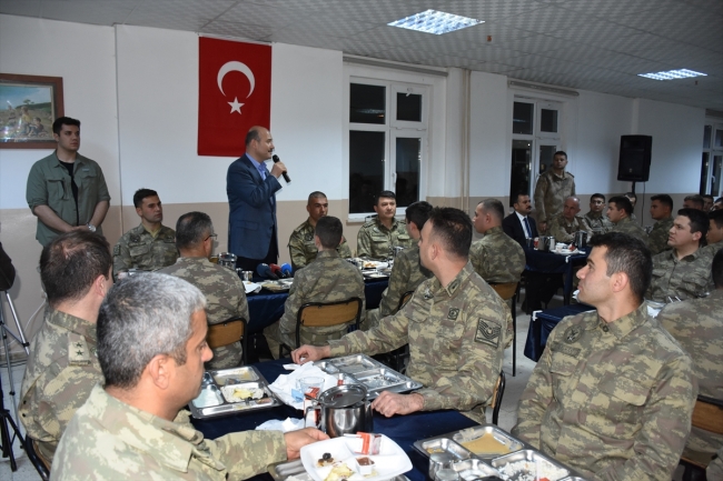 İçişleri Bakanı Soylu askerlerle sahur yaptı