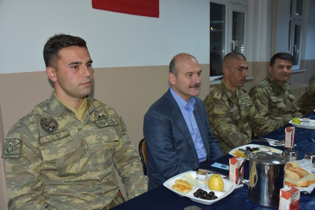 İçişleri Bakanı Soylu askerlerle sahur yaptı
