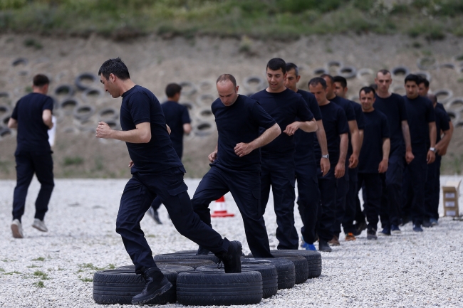 Bin bekçi adayı "özel harekat" eğitimi alıyor