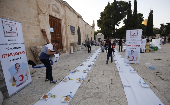 Türk Kızılayı, Mescid-i Aksa'da iftar verdi