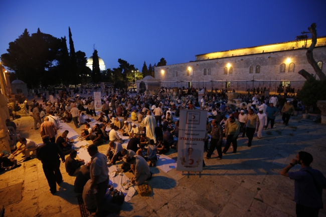Türk Kızılayı, Mescid-i Aksa'da iftar verdi