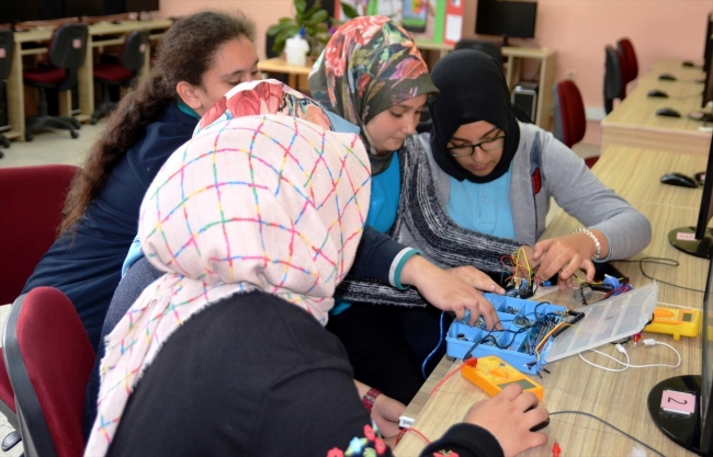 Kütahya'da lise öğrencileri cep telefonundan çiçek sulayan sistem geliştirdi