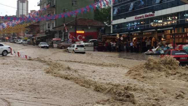 أمطار غزيرة تعيق حركة السير في العاصمة التركية أنقرة (صور،فيديو) 10 أمطار غزيرة تعيق حركة السير في العاصمة التركية أنقرة (صور،فيديو) 9