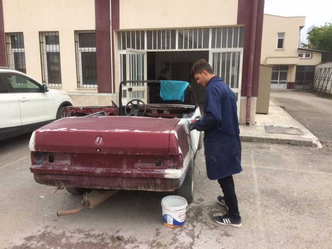 Lise öğrencileri hurda aracı spor otomobile dönüştürdü