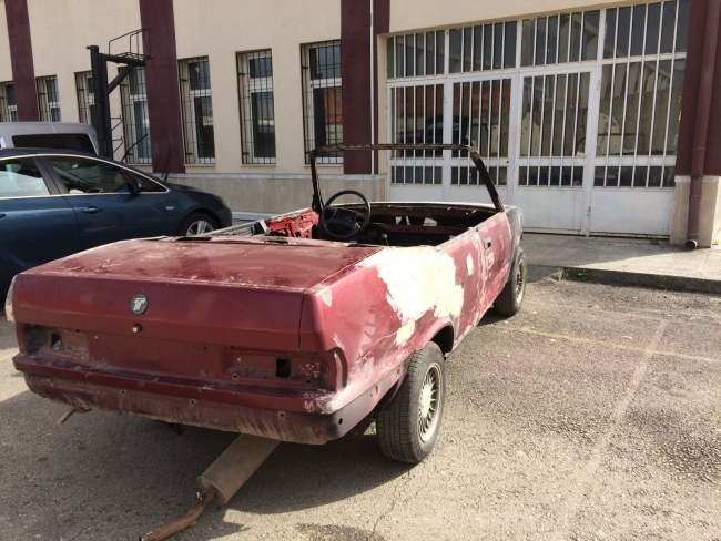 Lise öğrencileri hurda aracı spor otomobile dönüştürdü