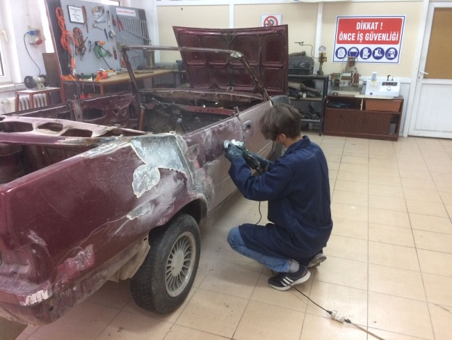 Lise öğrencileri hurda aracı spor otomobile dönüştürdü