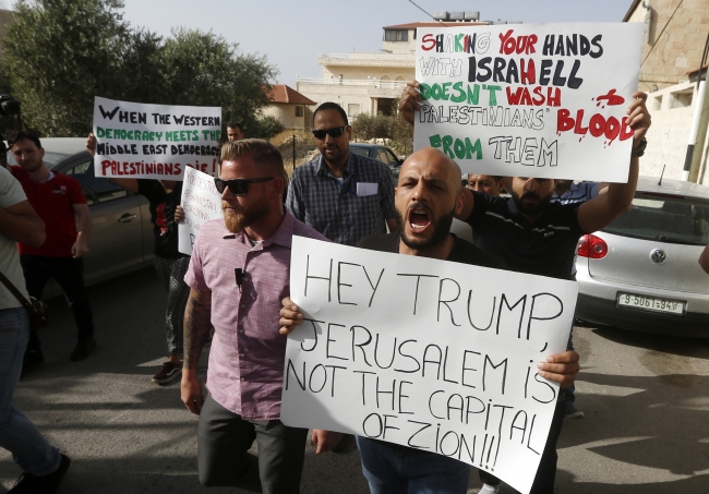 Filistinlilerden ABD'li heyete "yumurtalı ve ayakkabılı" protesto