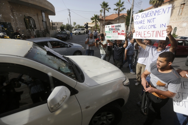 Filistinlilerden ABD'li heyete "yumurtalı ve ayakkabılı" protesto