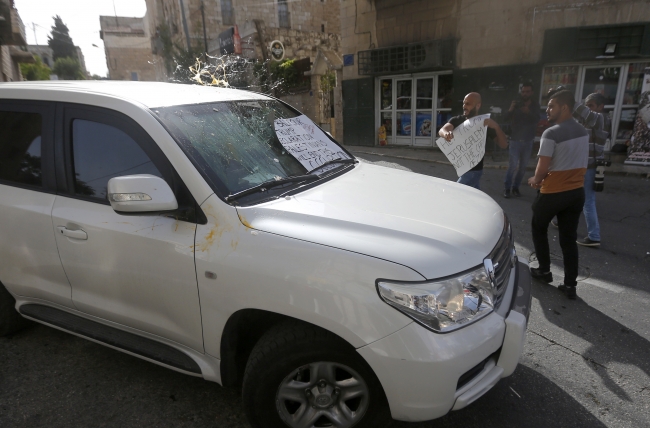 Filistinlilerden ABD'li heyete "yumurtalı ve ayakkabılı" protesto