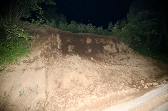 Düzce-Gölyaka yolu heyelan nedeniyle kapandı