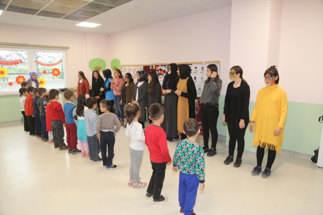 Üniversite öğrencileri köy çocuklarını tiyatroyla tanıştırıyor