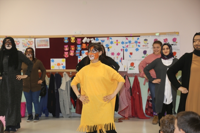 Üniversite öğrencileri köy çocuklarını tiyatroyla tanıştırıyor