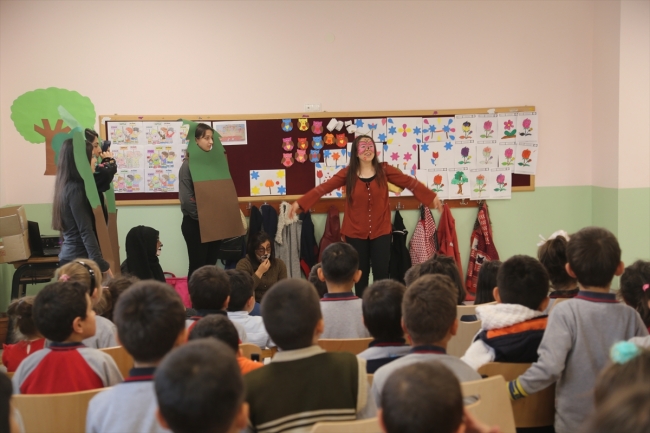 Üniversite öğrencileri köy çocuklarını tiyatroyla tanıştırıyor