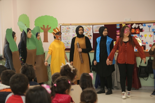 Üniversite öğrencileri köy çocuklarını tiyatroyla tanıştırıyor