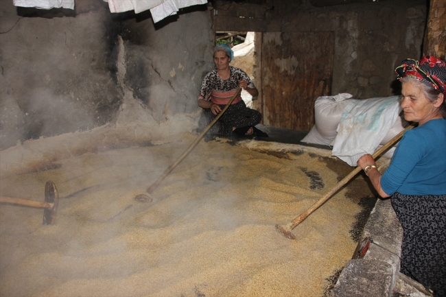 155 yıllık taş değirmende tahin üretiliyor