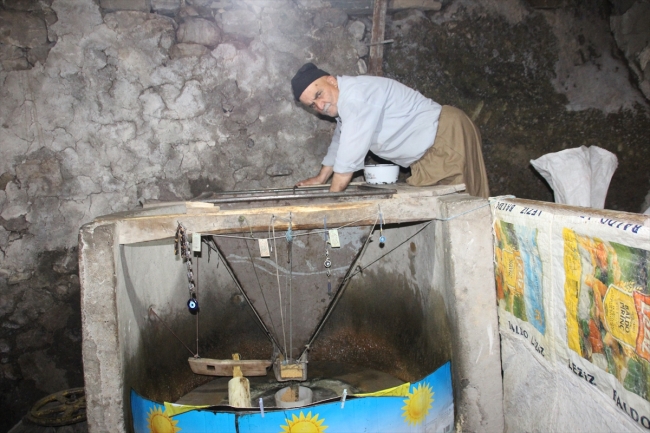 155 yıllık taş değirmende tahin üretiliyor