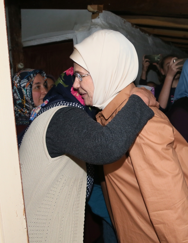 Cumhurbaşkanı Erdoğan, orucunu yer sofrasında açtı