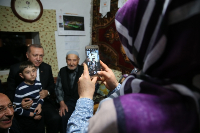 Cumhurbaşkanı Erdoğan, orucunu yer sofrasında açtı