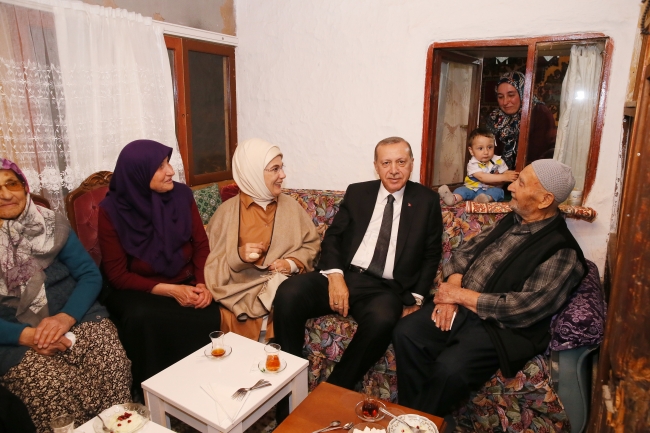 Cumhurbaşkanı Erdoğan, orucunu yer sofrasında açtı