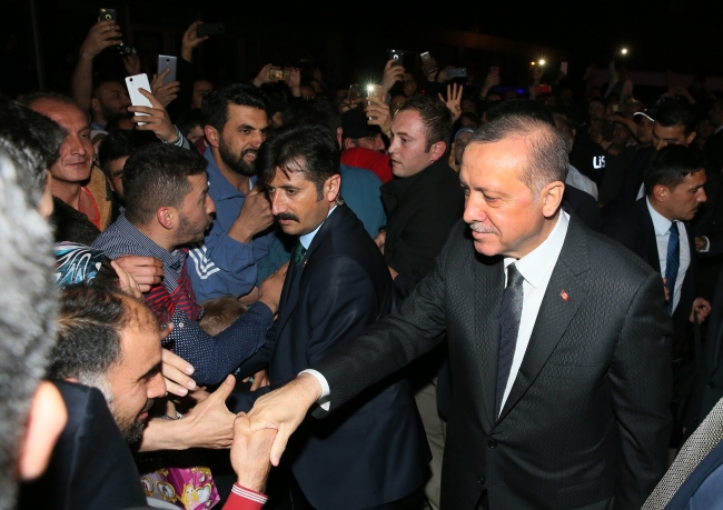 Cumhurbaşkanı Erdoğan, orucunu yer sofrasında açtı
