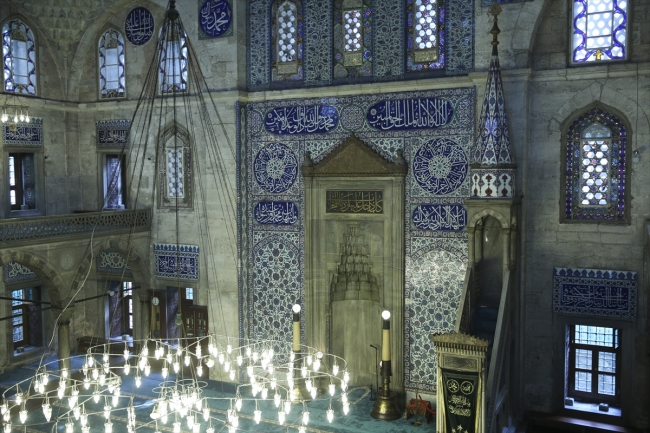 "Hacer-ül Esved'' taşının 4 parçası, Sokullu Mehmet Paşa Camii'nde
