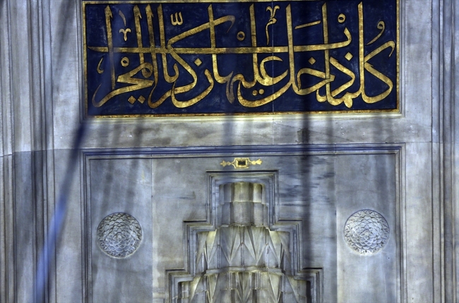 "Hacer-ül Esved'' taşının 4 parçası, Sokullu Mehmet Paşa Camii'nde