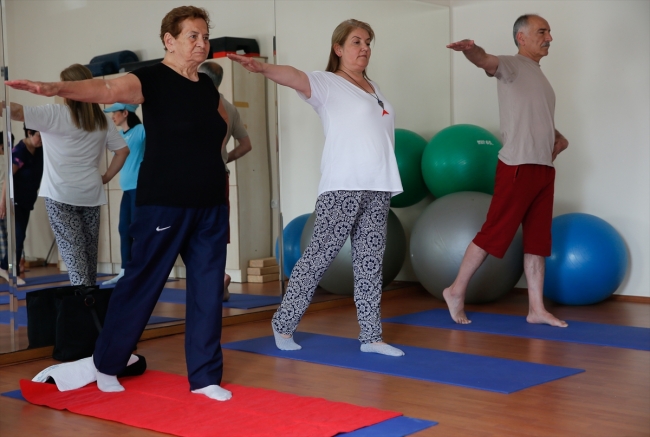 İzmir'de MS hastalarına yoga ve film terapisi