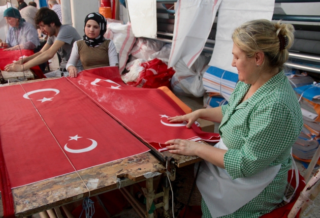 Bayrak imalatçılarının "24 Haziran" mesaisi