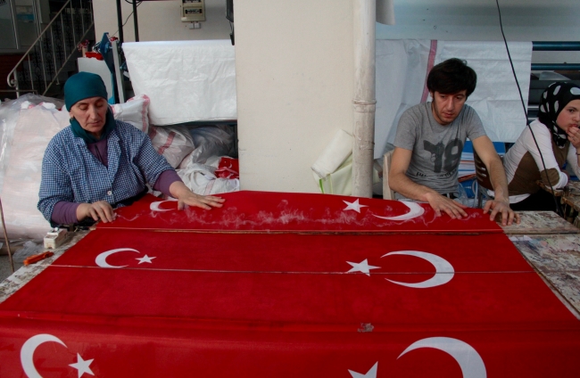 Bayrak imalatçılarının "24 Haziran" mesaisi