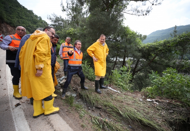 Başbakan Yardımcısı Çavuşoğlu, Bursa'da heyelan bölgesini inceledi