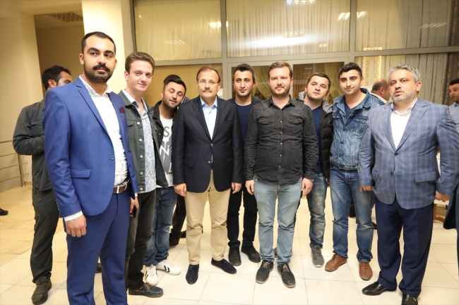 Başbakan Yardımcısı Çavuşoğlu öğrencilerle sahur yaptı