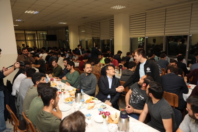 Başbakan Yardımcısı Çavuşoğlu öğrencilerle sahur yaptı